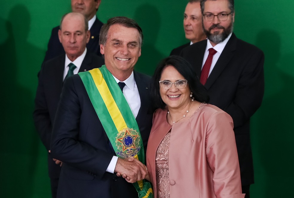 Jair Bolsonaro e a ministra Damares Alves (da Mulher, da Família e dos Direitos Humanos) durante a posse do presidente, no dia 1º de janeiro de 2019 — Foto: Marcos Corrêa/Presidência
