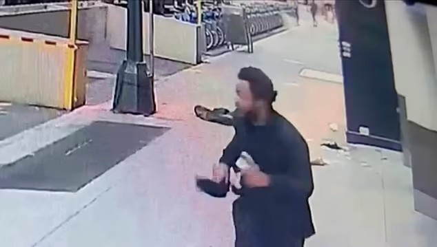 Morador de rua ataca homem que tentava lhe cobrir com um casaco em Nova York (Foto: divulgação)