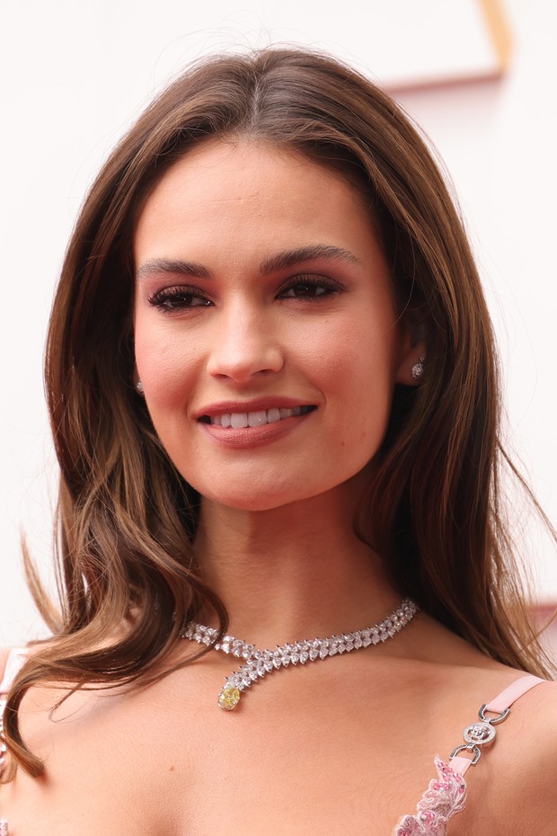 HOLLYWOOD, CALIFORNIA - MARCH 27: Lily James attends the 94th Annual Academy Awards at Hollywood and Highland on March 27, 2022 in Hollywood, California. (Photo by Momodu Mansaray/Getty Images) (Foto: Getty Images)