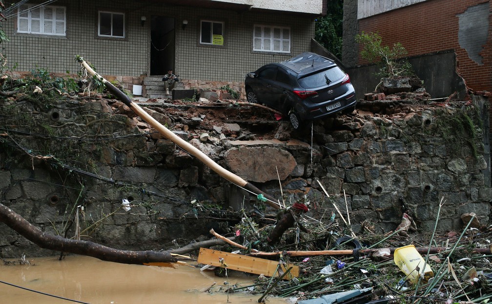 Um carro é visto em uma área atingida pelo temporal em Petrópolis (RJ) — Foto: Ricardo Moraes/Reuters