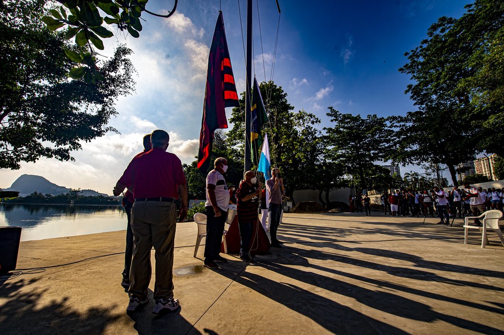 Hasteamento da bandeira na sede de remo do Flamengo — Foto: Marcelo Cortes/Flamengo