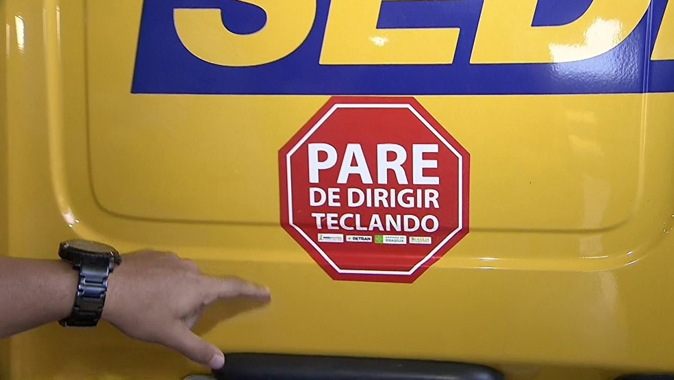 Detran-DF cola adesivo da campanha em veículos oficiais (Foto: Reprodução/TV Globo)