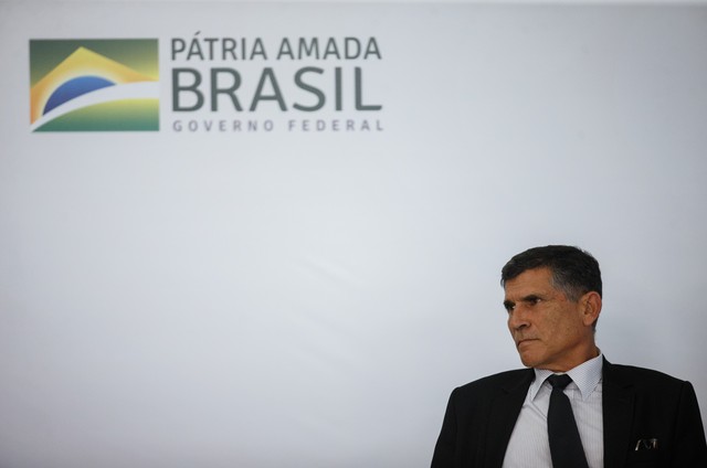 Depois de ataques a Mourão, Carlos Bolsonaro mira também ministro Santos Cruz : Bela Megale