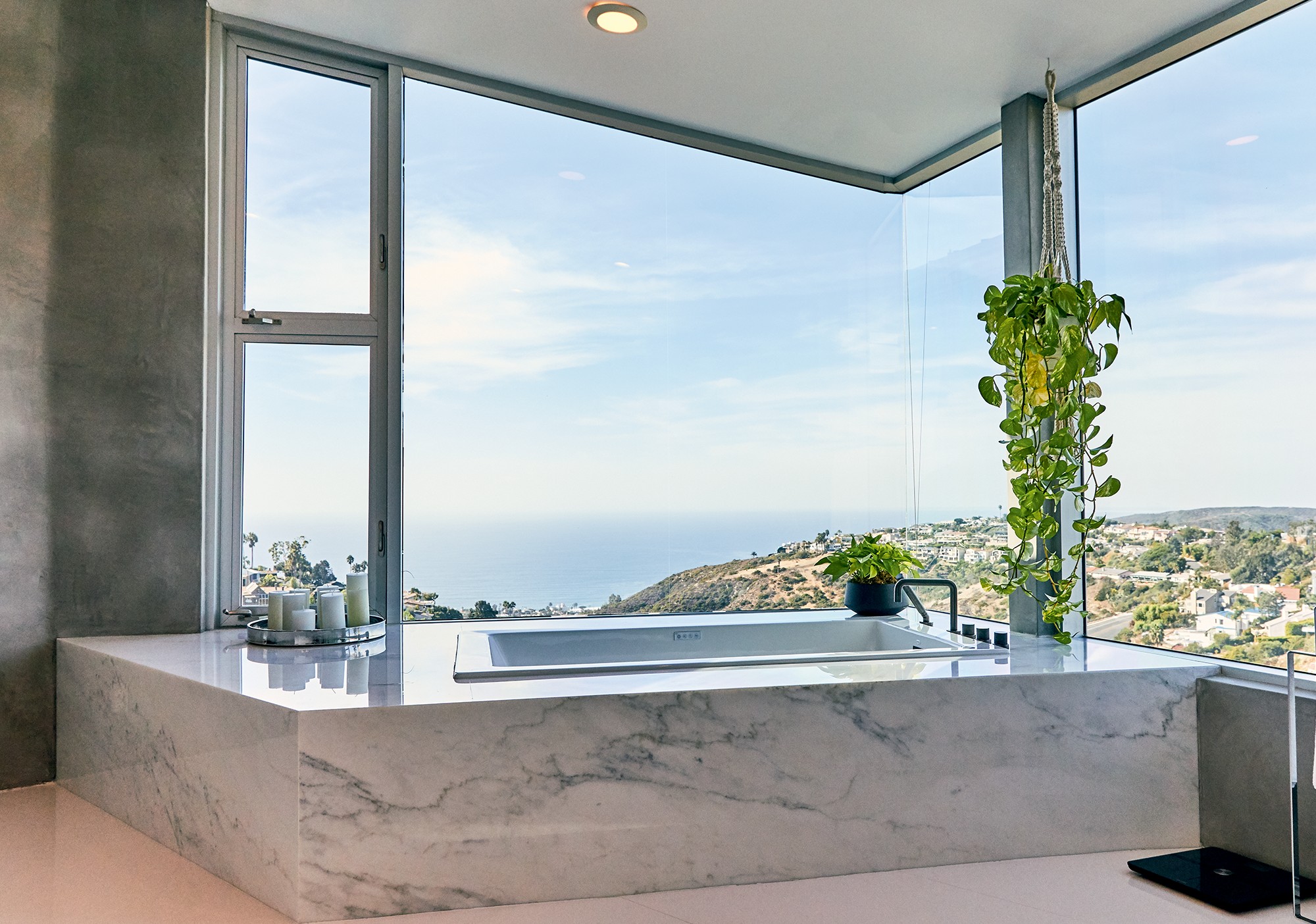 Casa de campeão: A banheira de mármore com vista para o mar. 