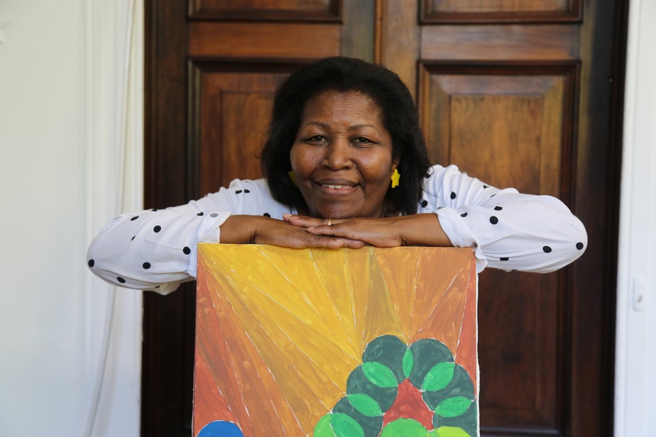 À frente da secretaria da escola há 12 anos, Dona Carmen inaugura a sua primeira exposição como artista