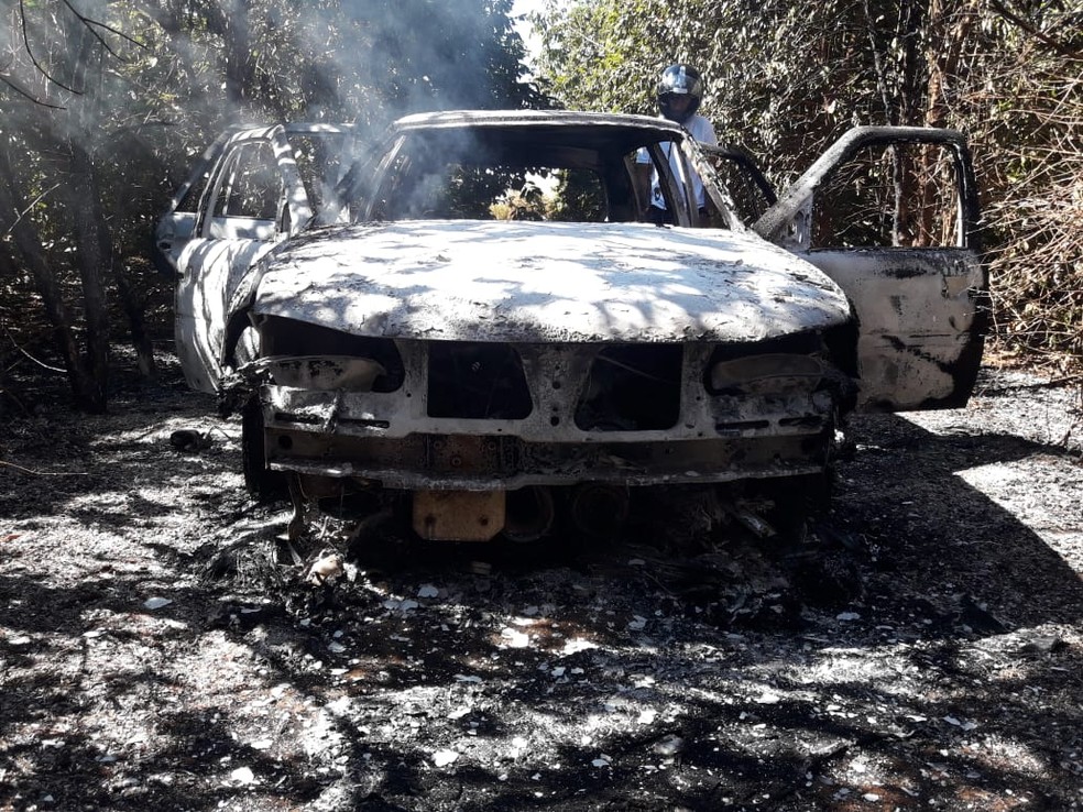 Carro de Orley foi localizado queimado na zona rural de Monte Carmelo — Foto: Reprodução/TV Integração