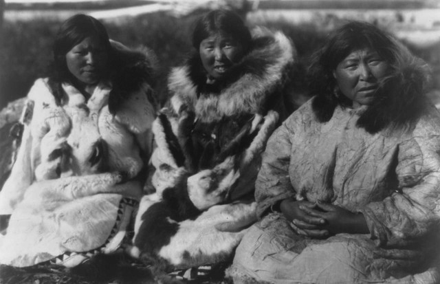 Three Inuit women in fur and skin parkas, Selawik, Alaska, circa 1929. Photograph by Edward Curtis (Foto: EDWARD CURTIS)