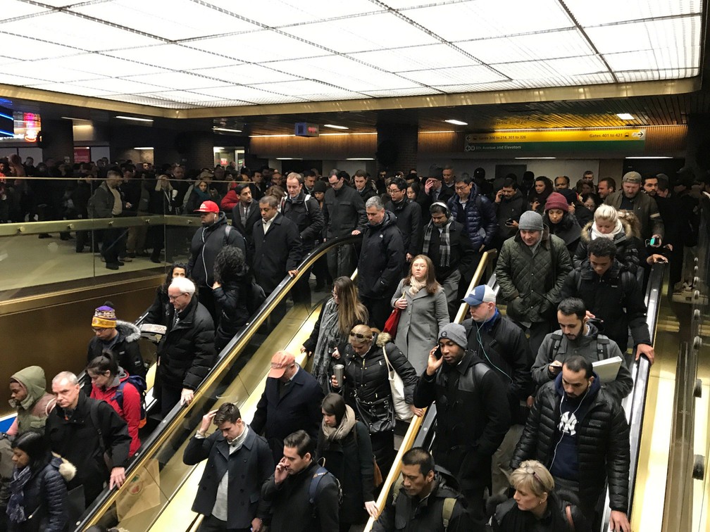 Passageiros deixam estação de metrô após relato de explosão em Nova York nesta segunda-feira (11) (Foto: Edward Tobin/ Reuters)