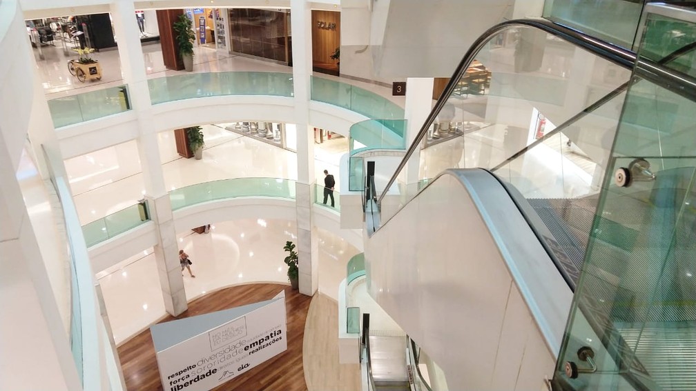 Terça-feira, 17 de março/ 17h: Shopping Leblon com corredores vazios antes da decisão de fechamento total dos estabelecimentos na quarta-feira — Foto: Marcos Serra Lima/ G1