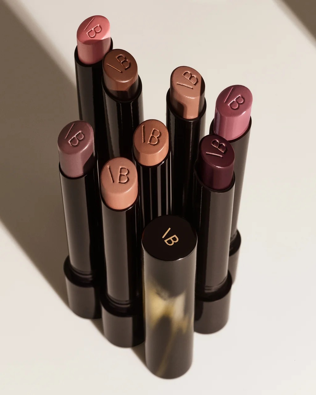 Os nove pigmentos da coleção são envoltos em tubos elegantes com padrão de chifre (Foto: Reprodução/Victoria Beckham Beauty)