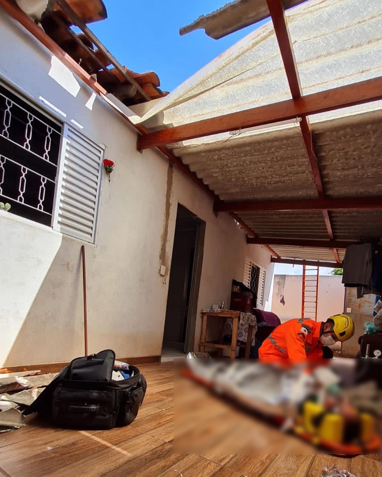 Idoso cai do telhado e é socorrido pelo Corpo de Bombeiros em Uberlândia