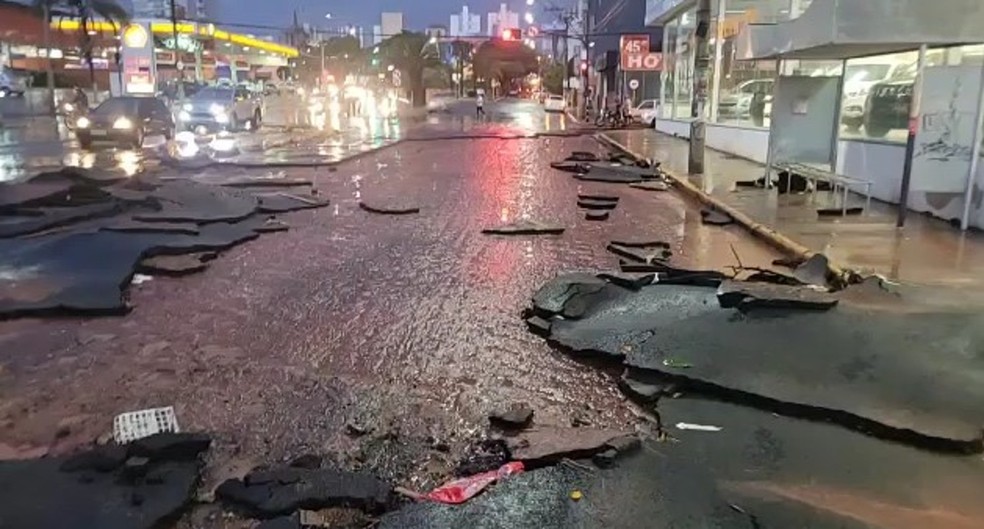 Na Avenida Nações Unidas, em frente ao Teatro Municipal, o asfalto foi arrancado pelo enxurrada — Foto: Defesa Civil de Bauru/Divulgação