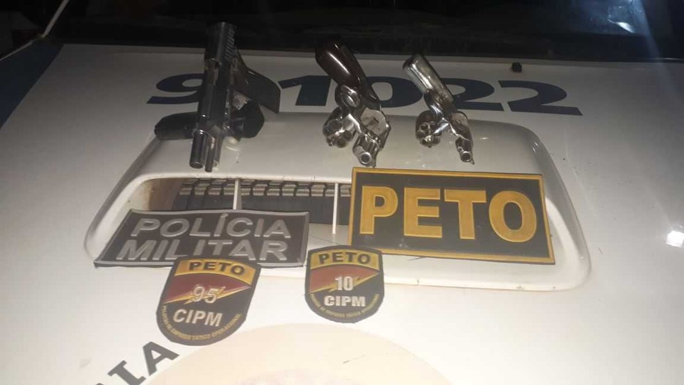 Armas foram apreendidas com suspeitos mortos em confronto com a PM (Foto: Pol&iacute;cia Militar/ Divulga&ccedil;&atilde;o)