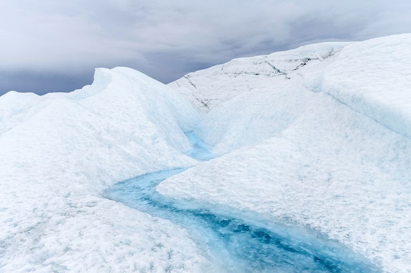 A Groenlândia está cheia de corpos d'água como esse, e o gelo reflete cada vez menos. (Foto: Getty Images via BBC News )