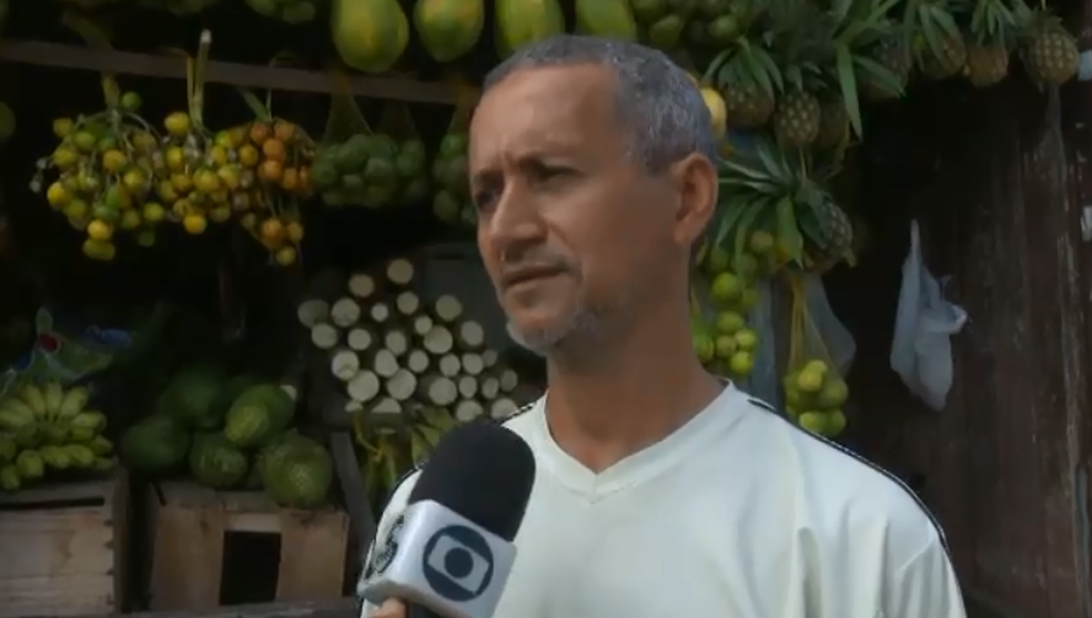 Comerciante Josimar Oliveira conta que já recebeu nota falsa  (Foto: Reprodução/Rede Amazônica Acre)