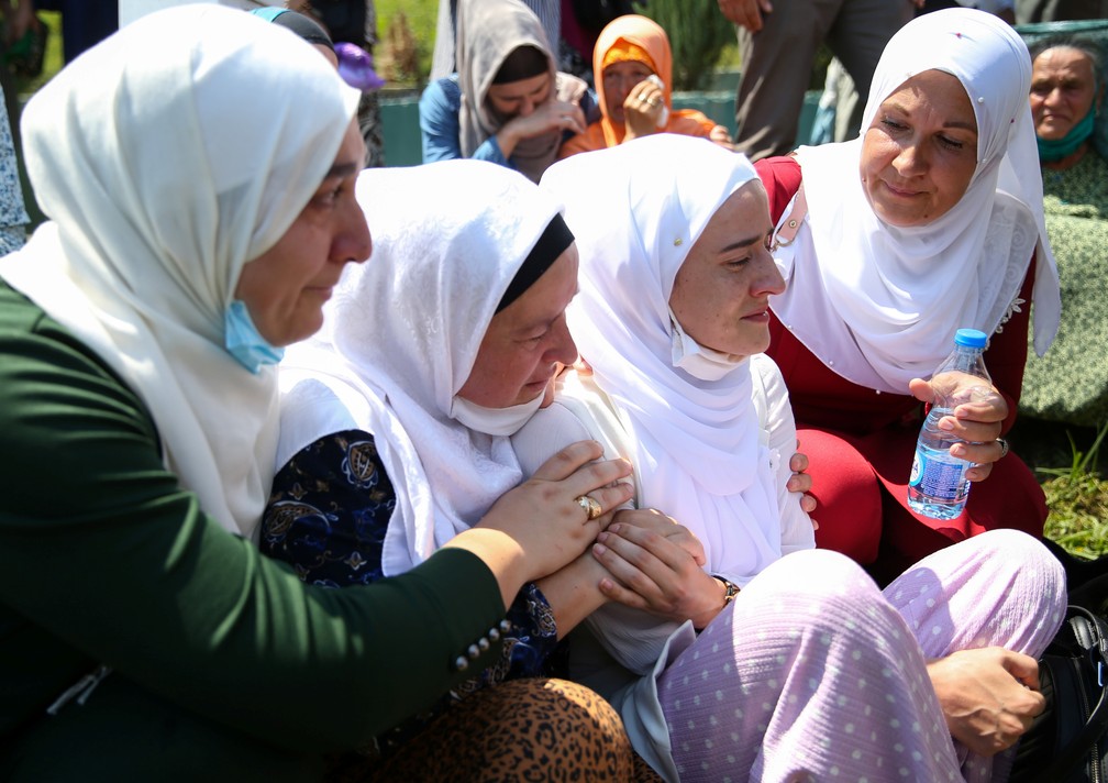 Mulheres em um evento para lembrar o massacre de Srebrenica, em 11 de julho de 2020 — Foto: Dado Ruvic/Reuters