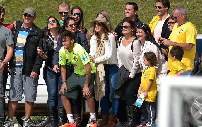 Neymar e Bruna Marquezine no treino da Seleção (Foto: Alexandre Loureiro / VIPCOMM)