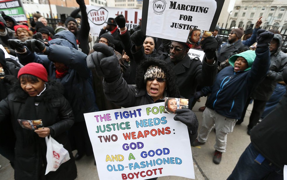 Protesto em Detroit após a decisão no caso da morte de Michael Brown gerar revolta em diferentes cidades dos EUA (Foto: Paul Sancya/AP)