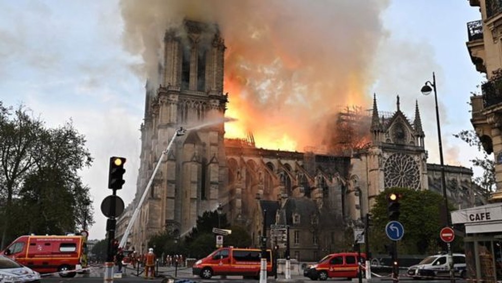 A catedral pegou foto durante horas antes que os bombeiros pudessem controlar as chamas — Foto: Getty