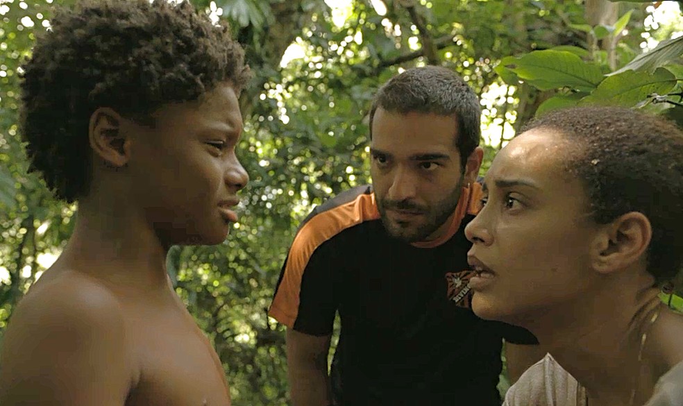 Vitória (Taís Araujo) encontra Tiago (pedro Guilherme Rodrigues) no meio da floresta — Foto: Globo