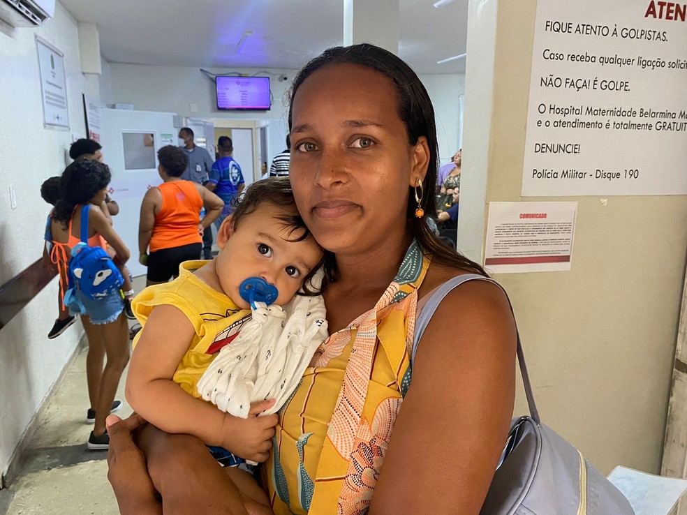 Segundo a dona de casa Thaise Silva, hospital informou que o filho de 10 meses s&oacute; seria atendido se tivesse sintomas classificados como urg&ecirc;ncia ou emerg&ecirc;ncia &mdash; Foto: Pedro Trindade/Inter TV Cabugi