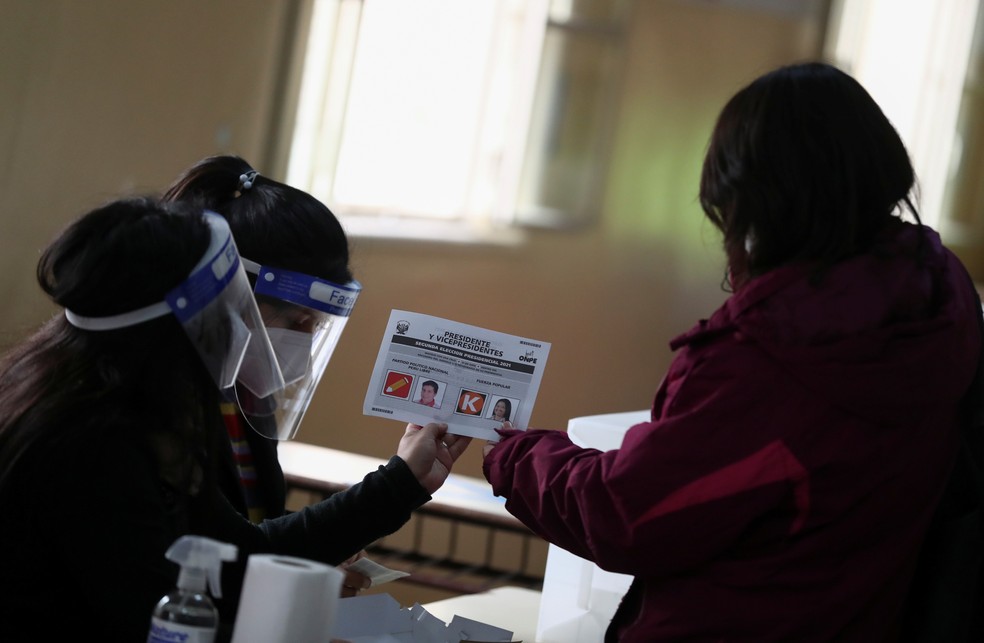 Peruanos em Buenos Aires, na Argentina, votam nas eleições presidenciais de seu país. — Foto: REUTERS/Agustin Marcarian
