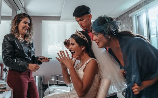 Antonia Morais abre sorrisão ao se ver vestida de noiva para filme