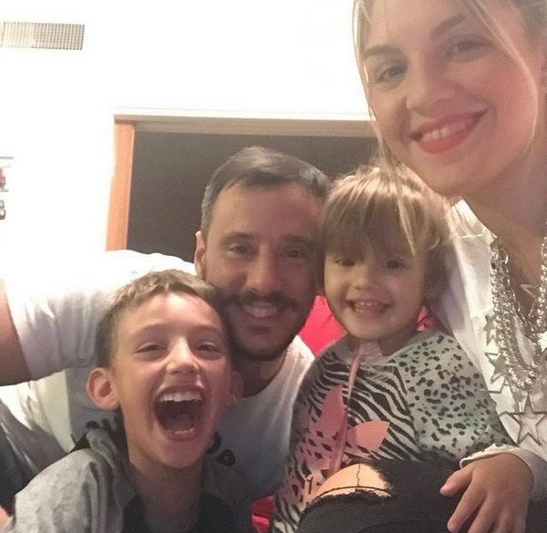 A atriz mexicana Nadia di Cello com o marido e os filhos (Foto: Instagram)