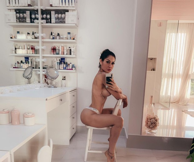 Mayra Cardi posa de calcinha (Foto: Reprodução/Instagram)