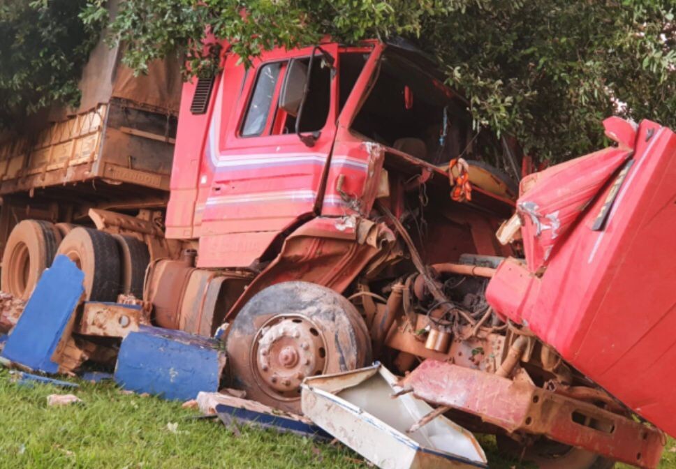 Motorista bate carreta em árvore, derruba poste de energia e foge após abandonar veículo em MT