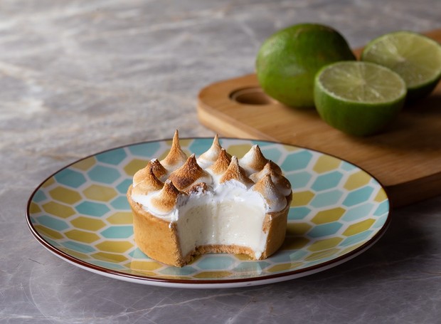Utilize o maçarico sobre o merengue para dar um aspecto profissional à torta de limão com massa sablée (Foto: Doceria Zucker / Gabriel Pita / Divulgação)