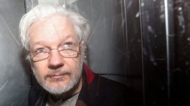 Assange foi detido em abril, após deixar refúgio na Embaixada do Equador em Londres (Foto: Reuters, via BBC)