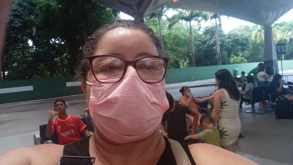 A cozinheira Daurilene Preato aguarda a saída do ônibus há mais de um dia em Fortaleza. — Foto: Arquivo pessoal