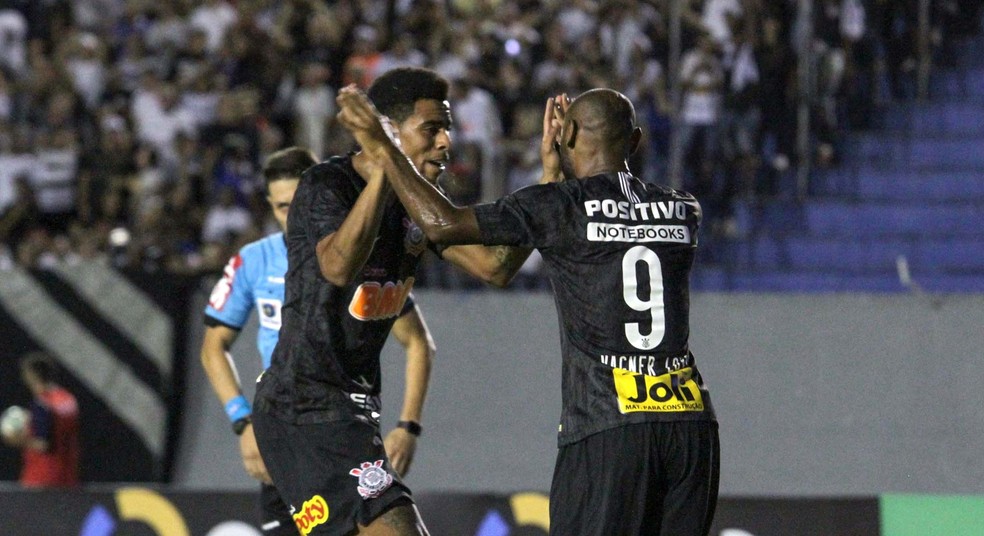 Vagner Love e Gustagol dividem artilharia no Corinthians e já igualam quinteto ofensivo de 2018