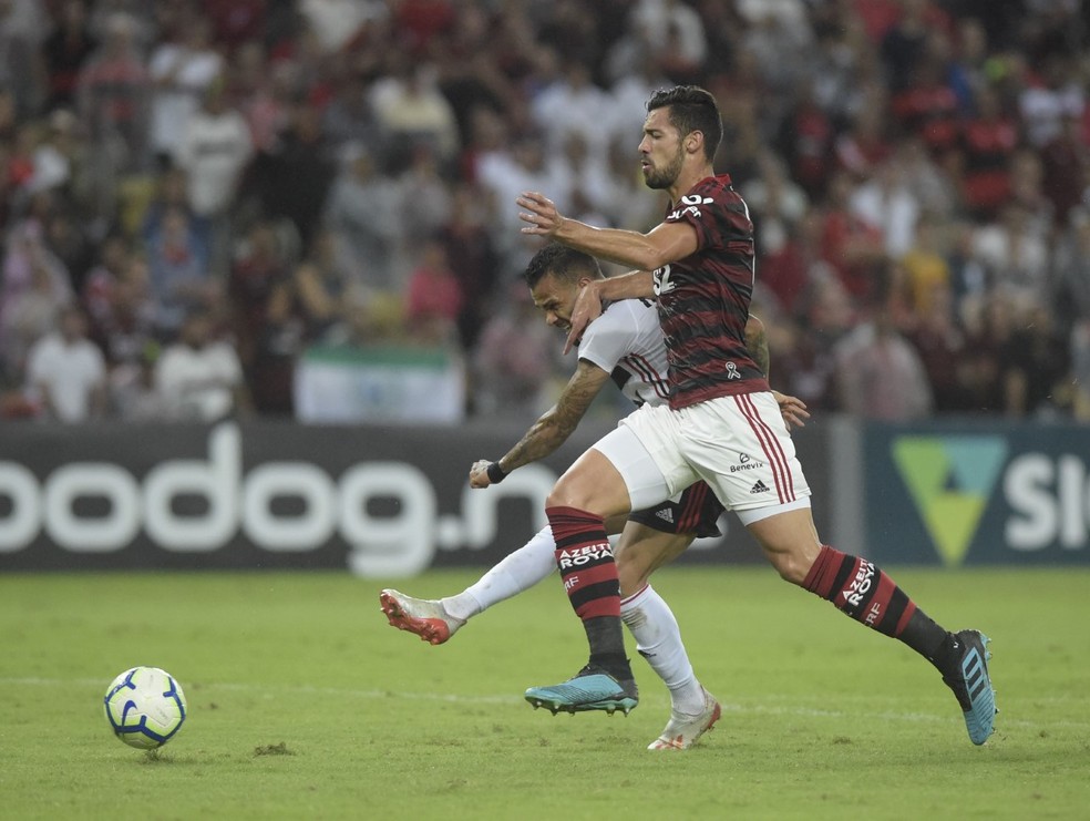 Pablo Mar&iacute;, do Flamengo, em a&ccedil;&atilde;o contra o S&atilde;o Paulo &mdash; Foto: Andr&eacute; Dur&atilde;o, GloboEsporte.com