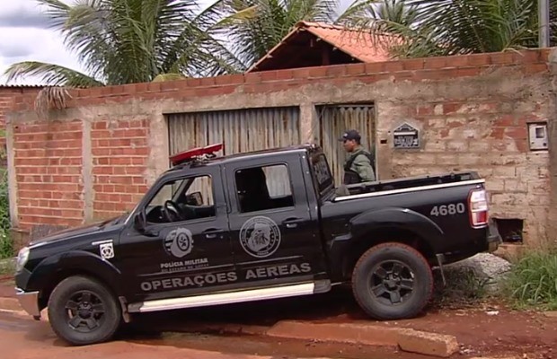 Quadrilha procurada em vários estados estava escondida em casa em Goiânia (Foto: Reprodução/ TV Anhanguera)