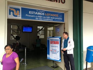 Hospital Universitário com avisos de lotação (Foto: Tatiana Santiago/G1)