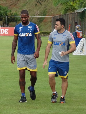 Mulher de Dedé faz desabafo após críticas de torcedores em rede social