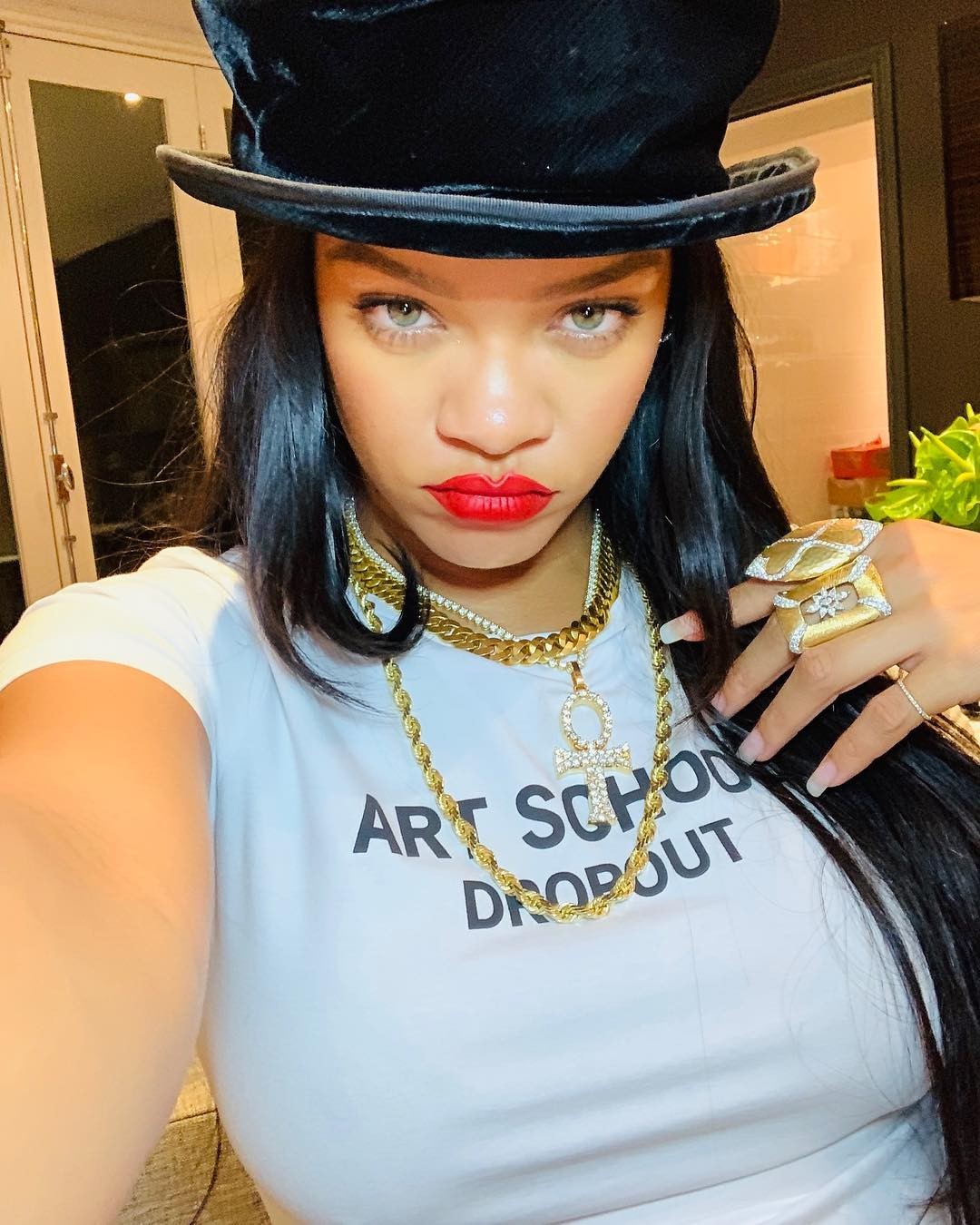 Cores de batons preferidas das famosas: Rihanna fica ainda mais deusa de seu batom vermelho (Foto: Reprodução/Instagram)