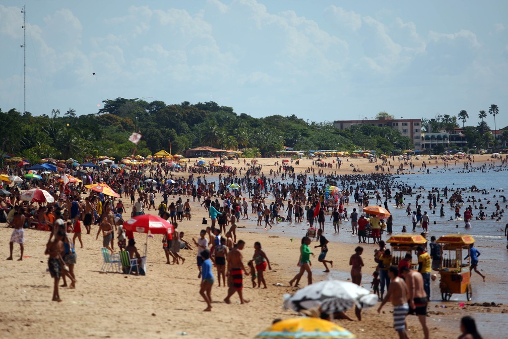 Praia do Chapéu Virado ficou lotada em Mosqueiro.  — Foto: Thiago Gomes/ O Liberal