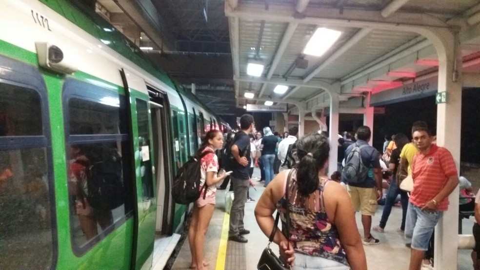 Passageiros foram retirados do veículo cerca de meia hora após suposta pane no veículo (Foto: Arquivo pessoal)