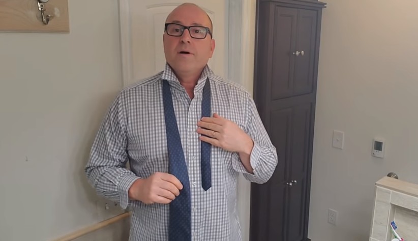 Rob ensina em vídeos como dar nó em gravata, fazer a barba e outras tarefas do dia a dia (Foto: Reprodução/YouTube/Dad How Do I?)