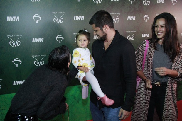 Bruna Marquezine conhece Madalena, filha de Yanna Lavigne e Bruno Gissoni (Foto: Wallace Barbosa/AgNews)