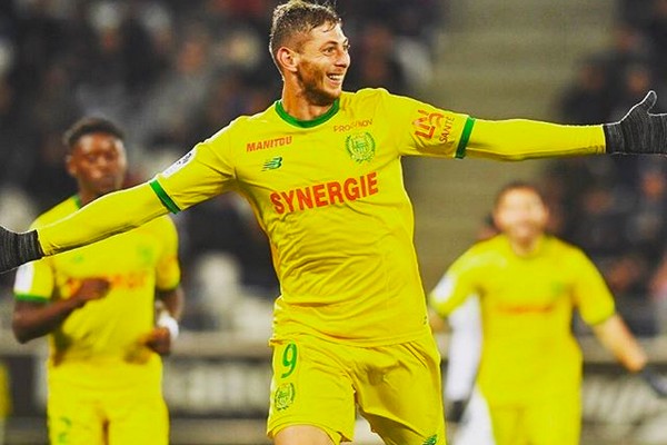 VS Jogadores - Você sabia❓Que o ex atacante Emiliano Sala, jogou no Caen da  França 🇫🇷 na temporada 2014/2015 🎂 Idade: —- 📏 Altura: 1,87 cm. 📸  Instagram: @emilianosala9 ❤️ Time de