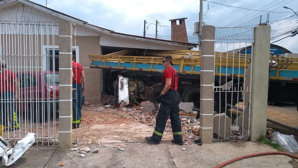 Carro ficou destruído na batida, em Colombo — Foto: Andrei Cunico/RPC Curitiba