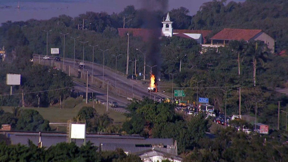 Carreta pega fogo na BR-101, em São Gonçalo — Foto: Reprodução/TV Globo