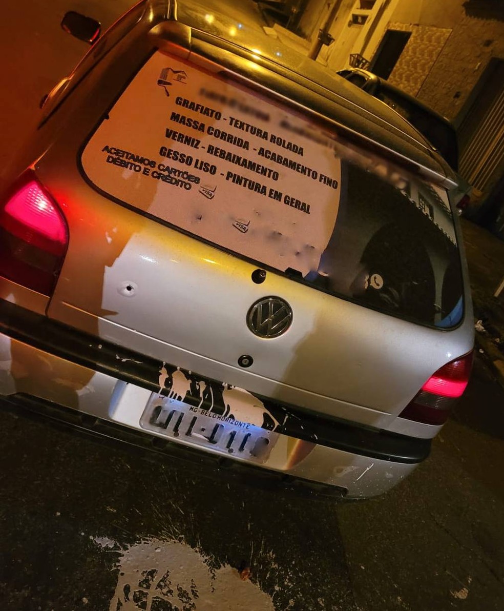 Carro usado pelos assaltantes tinha plotagem no vidro traseiro.  — Foto: PMMG 