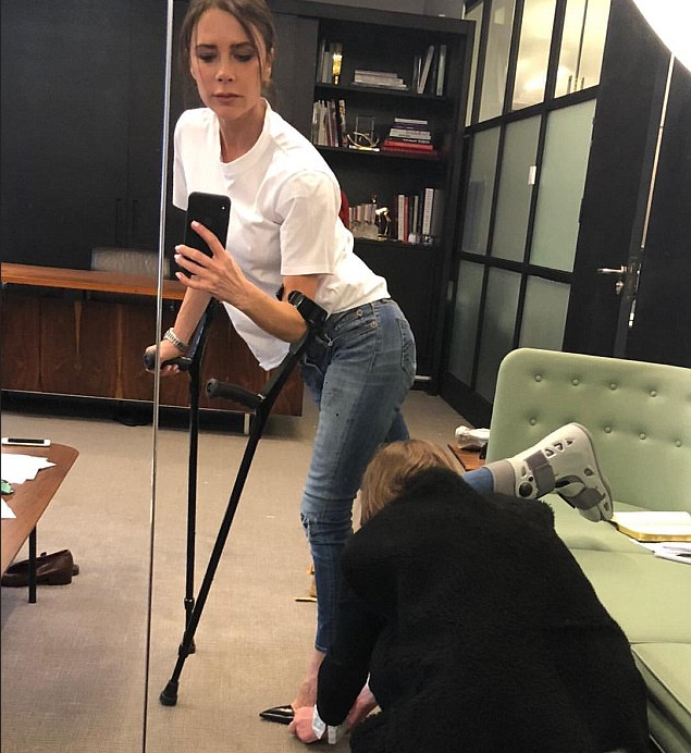 Uma selfie da cantora Victoria Beckham ostentando seu pé quebrado (Foto: Instagram)