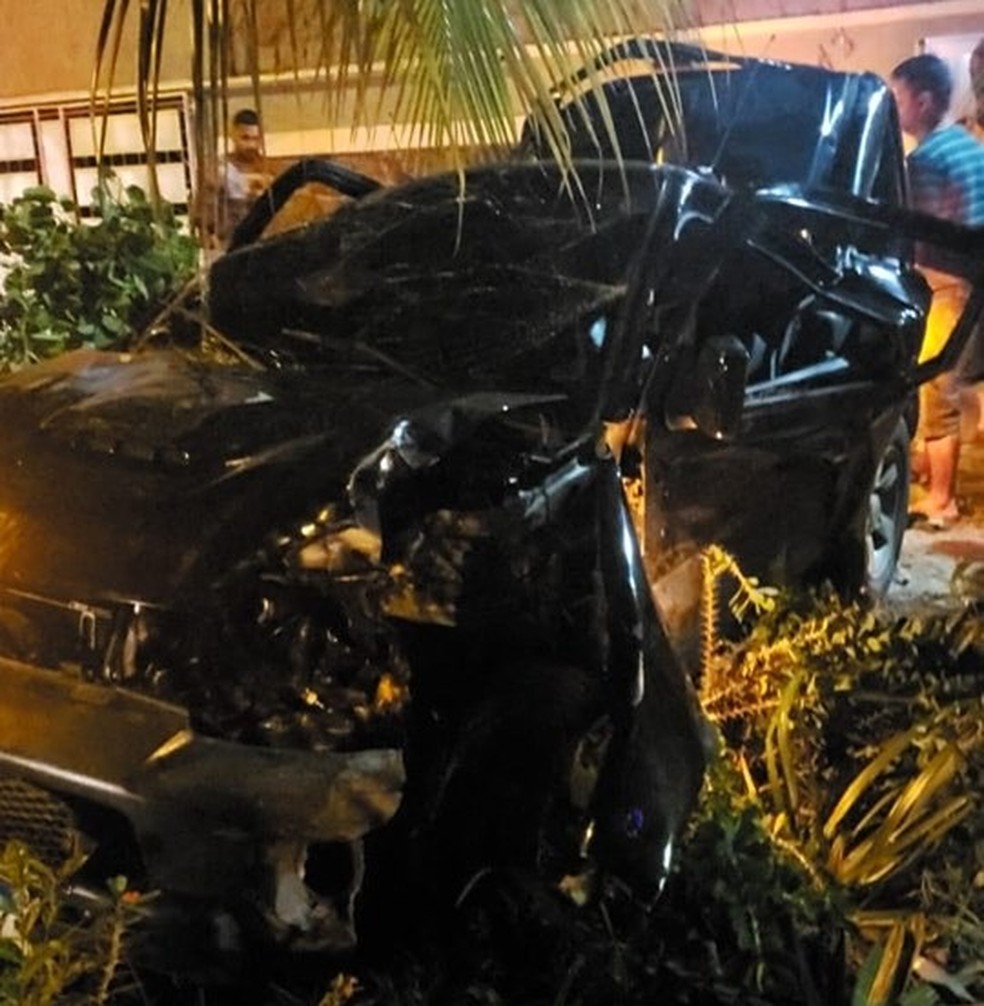 Veículo bateu em uma árvore após atropelar a vítima — Foto: Reprodução/TV Globo