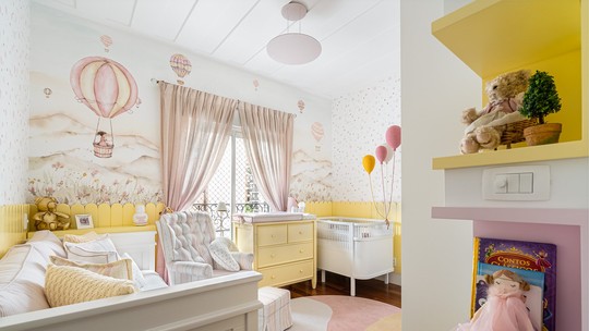 Décor do dia: quarto de bebê em tons de amarelo e balões decorativos